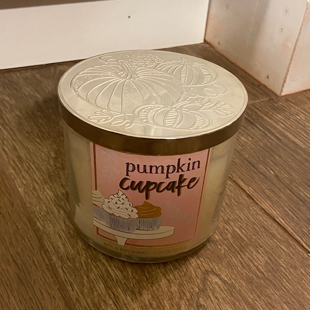🧡 Bath & Body Works Pumpkin Cupcake 3-Wick Candle